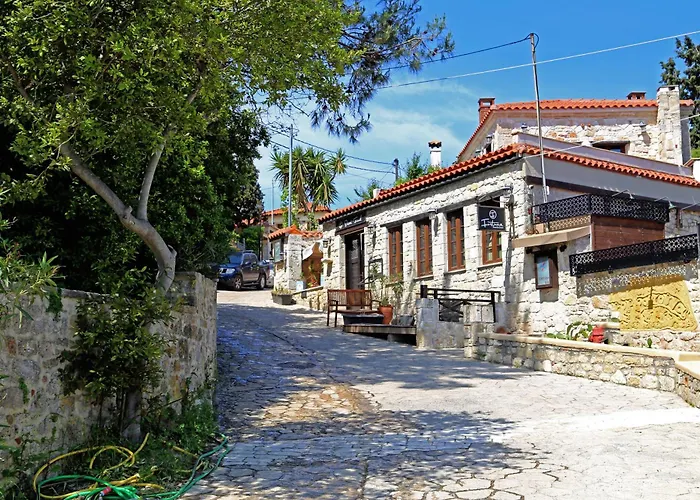 Traditional House On Rock 아피토스